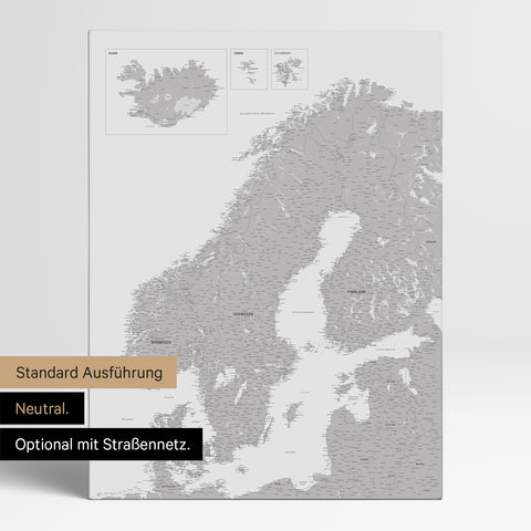 Neutrale und schlichte Standard-Ausführung einer Skandinavien-Karte als Pinn-Leinwand in Hellgrau mit oder ohne Straßennetz