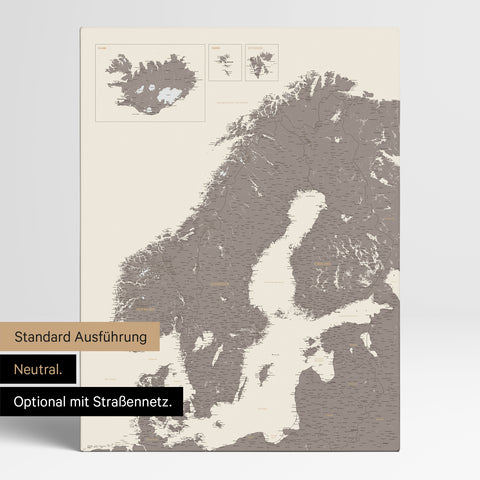 Neutrale und schlichte Standard-Ausführung einer Skandinavien-Karte als Pinn-Leinwand in Warmgray (Braun-Grau) mit oder ohne Straßennetz