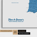 Landkarte von Spanien- & Portugal als Pinnwand Leinwand in Blau mit Personalisierung und Namen in einer modernen Schreibschrift