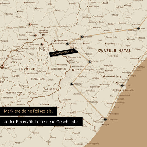 Südafrika-Karte in Farbe Treasure Gold mit Pins und Garn, die Reiseziele und die Reiseroute in Lesotho und Kwazulu-Natal absteckt.