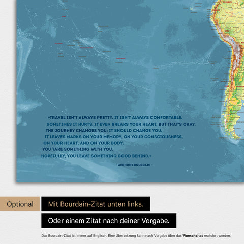Topografische Weltkarte in Farbe Multicolor Topo mit eingedrucktem Zitat von Anthony Bourdain, das bei einer Personalisierung gegen ein beliebiges anderes Zitat ersetzt werden kann