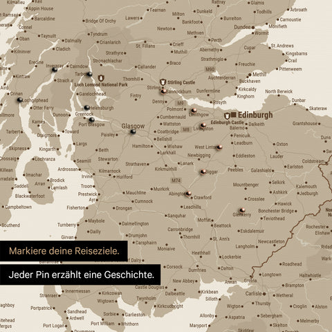 Detail einer England-Karte als Pinn-Leinand in Farbe Desert Sand mit Kartenausschnitt von Schottland