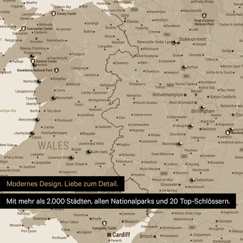 Ausschnitt einer Landkarte von Wales und England in Farbe Desert Sand mit Pins zur Markierung von besuchten Reisezielen