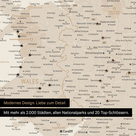 Ausschnitt einer Landkarte von Wales und England in Farbe Gold Beige mit Pins zur Markierung von besuchten Reisezielen
