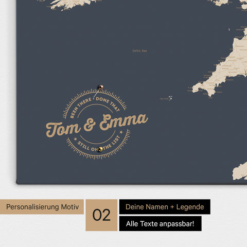Personalisierte England-Karte als Pinn-Leinwand in Farbe Hale Navy (Dunkelblau-Gold) mit eingedruckten Namen und einer Legende zur Markierung von besuchten Orten