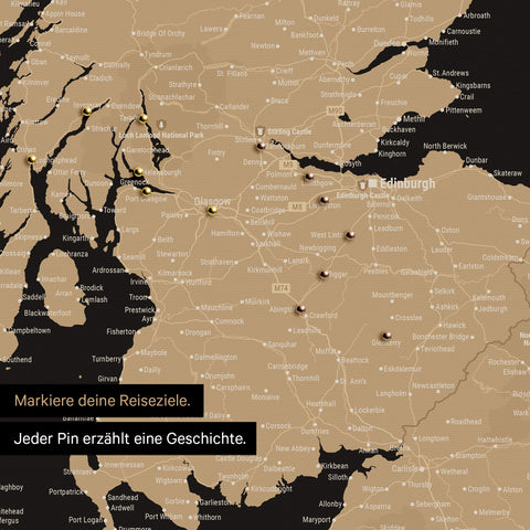 Detail einer England-Karte als Pinn-Leinand in Farbe Sonar Black (Schwarz Gold) mit Kartenausschnitt von Schottland