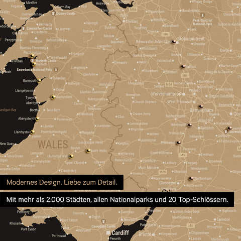 Ausschnitt einer Landkarte von Wales und England in Farbe Sonar Black (Schwarz Gold) mit Pins zur Markierung von besuchten Reisezielen