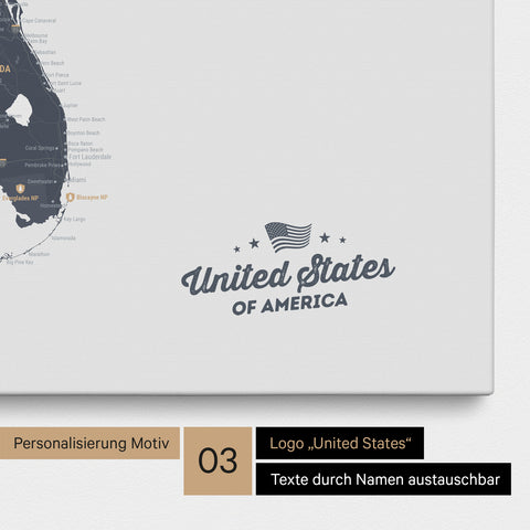 Pinnwand Leinwand einer USA Amerika Karte in Denim Blue mit eingedrucktem Logo „United States"