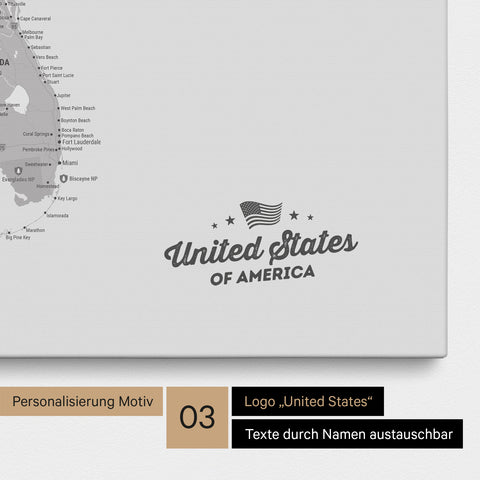 Pinnwand Leinwand einer USA Amerika Karte in Hellgrau mit eingedrucktem Logo „United States"