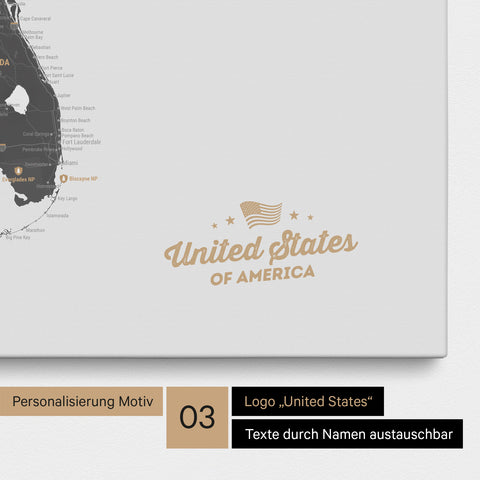 Pinnwand Leinwand einer USA Amerika Karte in Light Gray mit eingedrucktem Logo „United States"