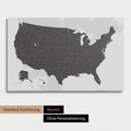 Neutrale und schlichte Ausführung einer USA Amerika Karte als Pinn-Leinwand in Light Gray