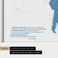 Personalisierbare Weltkarte mit Antarktis in Blau mit Zitat von Anthony Bourdain