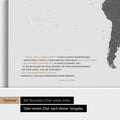 Personalisierbare Weltkarte mit Antarktis in Light Gray mit Zitat von Anthony Bourdain