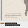Personalisierbare Weltkarte mit Antarktis in Warmgray (Braun-Grau) mit Zitat von Anthony Bourdain