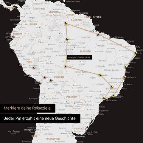 Detail einer Weltkarte als Pinn-Leinwand in Schwarz-Weiß zeigt einen Ausschnitt aus Südamerika