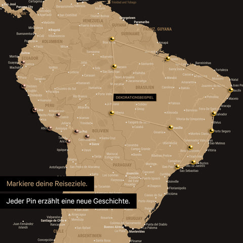 Detail einer Weltkarte als Pinn-Leinwand in Sonar Black (Schwarz-Gold) zeigt einen Ausschnitt aus Südamerika