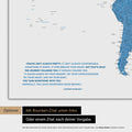 Carte du monde en bleu avec une citation imprimée d'Anthony Bourdain, qui peut être remplacée par une autre citation lors d'une personnalisation