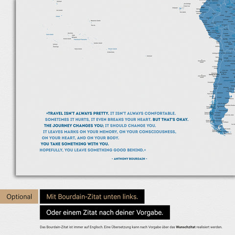 Carte du monde en bleu avec une citation imprimée d'Anthony Bourdain, qui peut être remplacée par une autre citation lors d'une personnalisation