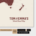 Weltkarte in Farbe Bordeaux Rot mit einem Vintage-Logo als moderne Personalisierung