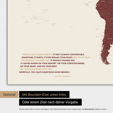 Weltkarte in Farbe Bordeaux Rot mit eingedrucktem Zitat von Anthony Bourdain, das bei einer Personalisierung gegen ein beliebiges anderes Zitat ersetzt werden kann