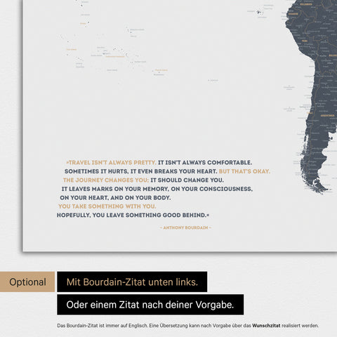 Weltkarte in Farbe Denim Blue mit eingedrucktem Zitat von Anthony Bourdain, das bei einer Personalisierung gegen ein beliebiges anderes Zitat ersetzt werden kann