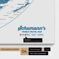 Leinwand einer Weltkarte in der Equal-Earth-Projektion in Blau mit Personalisierung als Logo mit Familiennamen und Legende
