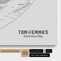Personalisierung einer Weltkarte in der Equal-Earth-Projektion Pinnwand in Coolgray mit einem Logo im Vintage-Look, bei dem die Namen und die Unterzeile „World Travel Map“ geändert werden kann