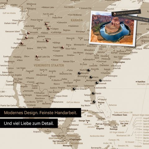 Weltkarte in der Equal-Earth-Projektion als Pinnwand in der Farbe  Desert Sand, auf der Reiseziele in den USA und Kanada mit Pins markiert sind