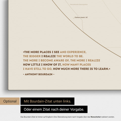Weltkarte in der Equal-Earth-Projektion in Desert Sand mit eingedrucktem Zitat von Anthony Bourdain, das bei einer Personalisierung gegen ein beliebiges anderes Zitat ersetzt werden kann