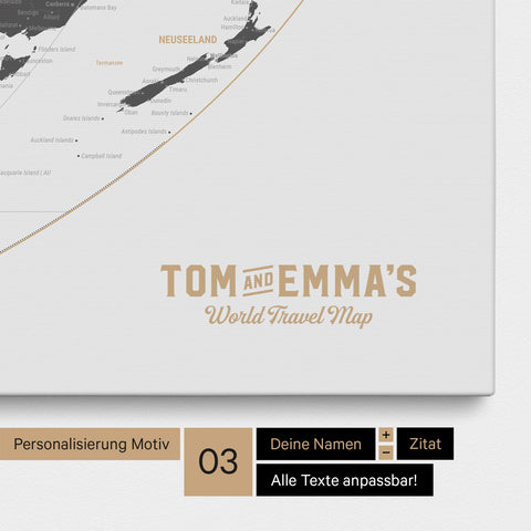Personalisierung einer Weltkarte in der Equal-Earth-Projektion Pinnwand in Light Gray mit einem Logo im Vintage-Look, bei dem die Namen und die Unterzeile „World Travel Map“ geändert werden kann