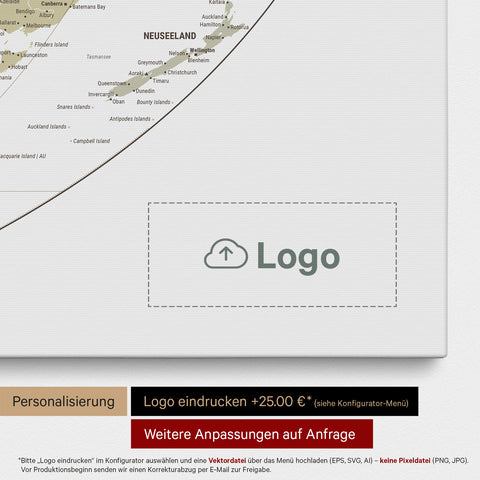 Weltkarte in der Equal-Earth-Projektion als Pinn-Leinwand in Multicolor Sage, auf die ein Firmenlogo eingedruckt werden kann