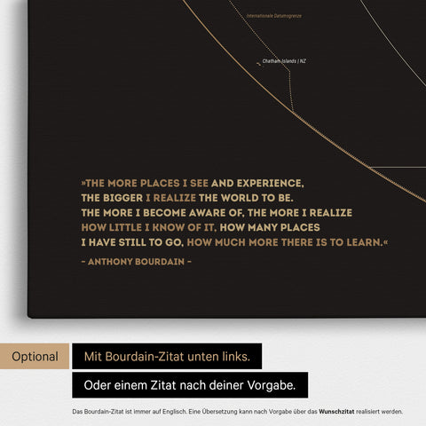 Weltkarte in der Equal-Earth-Projektion in Sonar Black mit eingedrucktem Zitat von Anthony Bourdain, das bei einer Personalisierung gegen ein beliebiges anderes Zitat ersetzt werden kann