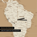Detail einer Weltkarte in der Equal-Earth-Projektion als Pinn-Leinwand in der Farbe Treasure Gold, die eine abgesteckte Reiseroute in Südamerika durch die Länder Brasilien, Peru und Ecuador zeigt
