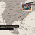 Weltkarte in der Equal-Earth-Projektion als Pinnwand in der Farbe  Warmgray (Braun-Grau), auf der Reiseziele in den USA und Kanada mit Pins markiert sind
