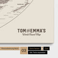 Personalisierung einer Weltkarte in der Equal-Earth-Projektion Pinnwand in Warmgray (Braun-Grau) mit einem Logo im Vintage-Look, bei dem die Namen und die Unterzeile „World Travel Map“ geändert werden kann
