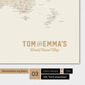 Weltkarte in Farbe Gold mit einem Vintage-Logo als moderne Personalisierung