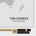 Weltkarte in Farbe Hellgrau mit einem Vintage-Logo als moderne Personalisierung