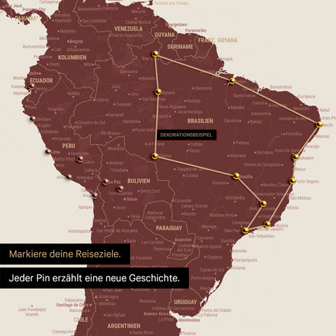 Detail einer Weltkarte als Pinn-Leinwand in Bordeaux Rot zeigt eine mit Pins abgesteckte Reiseroute in Südamerika durch die Länder Brasilien, Peru und Ecuador