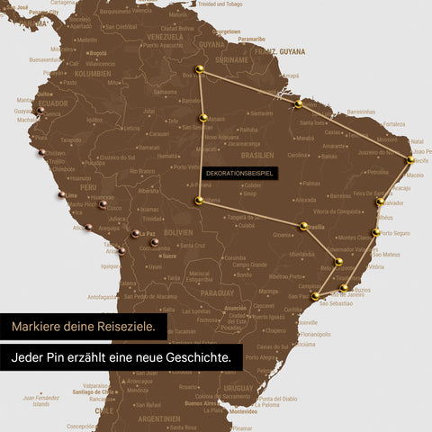 Detail einer Weltkarte als Pinn-Leinwand in Braun zeigt eine mit Pins abgesteckte Reiseroute in Südamerika durch die Länder Brasilien, Peru und Ecuador