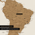 Detail einer Weltkarte als Pinn-Leinwand in Bronze zeigt eine mit Pins abgesteckte Reiseroute in Südamerika durch die Länder Brasilien, Peru und Ecuador