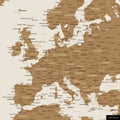 Ein detaillierter Ausschnitt einer Weltkarte-Pinnwand in der Farbe Bronze zeigt einen Ausschnitt von Europa mit allen Ländern und Hauptstädten.