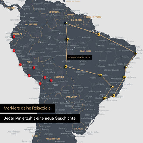 Detail einer Weltkarte als Pinn-Leinwand in Denim Blue zeigt eine mit Pins abgesteckte Reiseroute in Südamerika durch die Länder Brasilien, Peru und Ecuador