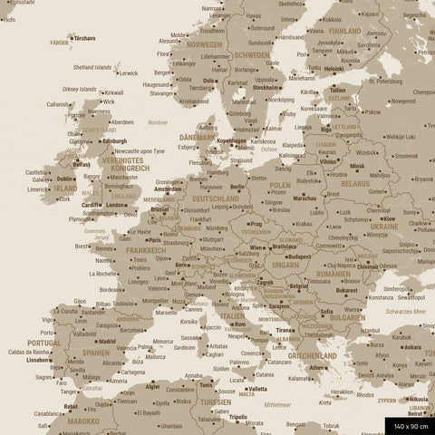 Ein detaillierter Ausschnitt einer Weltkarte-Pinnwand in der Farbe Desert Sand zeigt einen Ausschnitt von Europa mit allen Ländern und Hauptstädten.