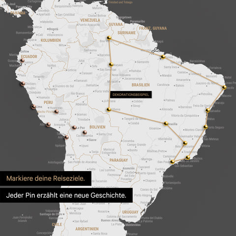 Detail einer Weltkarte als Pinn-Leinwand in Dunkelgrau zeigt eine mit Pins abgesteckte Reiseroute in Südamerika durch die Länder Brasilien, Peru und Ecuador