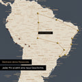 Detail einer Weltkarte als Pinn-Leinwand in Hale Navy (Dunkelblau-Gold) zeigt eine mit Pins abgesteckte Reiseroute in Südamerika durch die Länder Brasilien, Peru und Ecuador