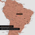Detail einer Weltkarte als Pinn-Leinwand in Kupfer zeigt eine mit Pins abgesteckte Reiseroute in Südamerika durch die Länder Brasilien, Peru und Ecuador