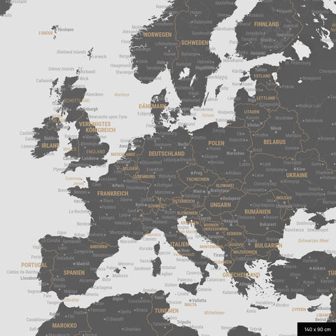 Ein detaillierter Ausschnitt einer Weltkarte-Pinnwand in der Farbe Light Gray zeigt einen Ausschnitt von Europa mit allen Ländern und Hauptstädten.