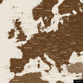 Ein detaillierter Ausschnitt einer Weltkarte-Pinnwand in der Farbe Multicolor Braun zeigt einen Ausschnitt von Europa mit allen Ländern und Hauptstädten.