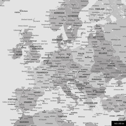 Ein detaillierter Ausschnitt einer Weltkarte-Pinnwand in der Farbe Multicolor Grau zeigt einen Ausschnitt von Europa mit allen Ländern und Hauptstädten.