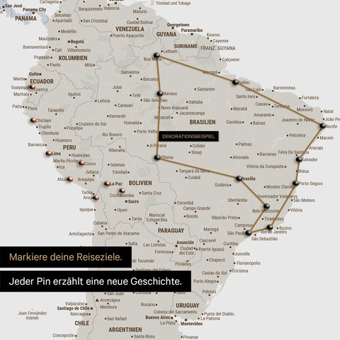 Détail d'une carte du monde en Carte à épingles Multicolor Light avec des épingles montrant un itinéraire de voyage tracé en Amérique du Sud à travers les pays Brésil, Pérou et Équateur